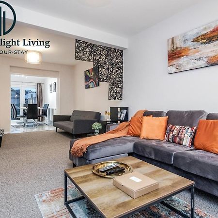 Dwellers Delight Living Ltd Serviced Accommodation Fabulous House 3 Bedroom, Hainault Prime Location ,Greater London With Parking & Wifi, 2 Bathroom, Garden 치그웰 외부 사진