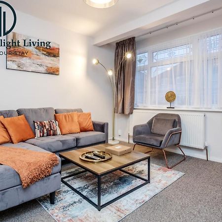 Dwellers Delight Living Ltd Serviced Accommodation Fabulous House 3 Bedroom, Hainault Prime Location ,Greater London With Parking & Wifi, 2 Bathroom, Garden 치그웰 외부 사진