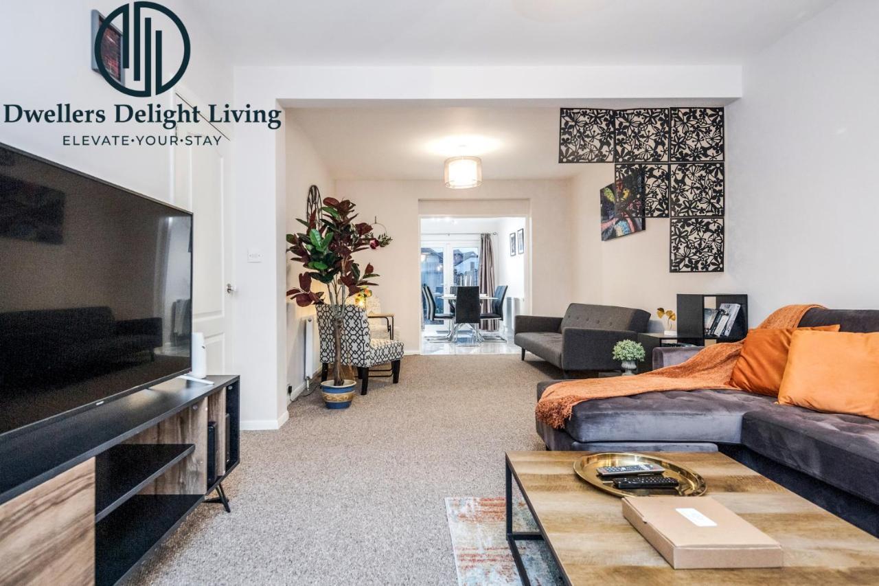 Dwellers Delight Living Ltd Serviced Accommodation Fabulous House 3 Bedroom, Hainault Prime Location ,Greater London With Parking & Wifi, 2 Bathroom, Garden 치그웰 외부 사진