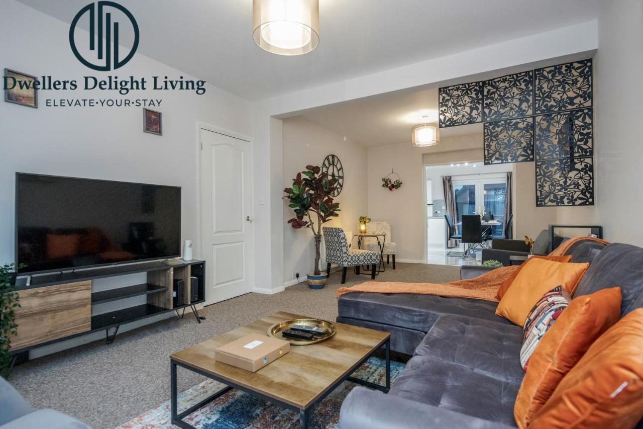 Dwellers Delight Living Ltd Serviced Accommodation Fabulous House 3 Bedroom, Hainault Prime Location ,Greater London With Parking & Wifi, 2 Bathroom, Garden 치그웰 외부 사진