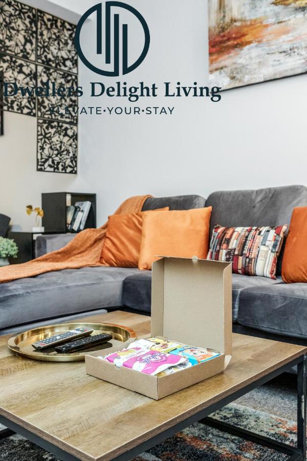 Dwellers Delight Living Ltd Serviced Accommodation Fabulous House 3 Bedroom, Hainault Prime Location ,Greater London With Parking & Wifi, 2 Bathroom, Garden 치그웰 외부 사진