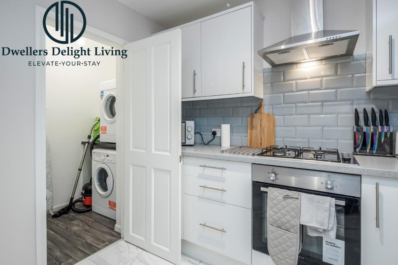Dwellers Delight Living Ltd Serviced Accommodation Fabulous House 3 Bedroom, Hainault Prime Location ,Greater London With Parking & Wifi, 2 Bathroom, Garden 치그웰 외부 사진
