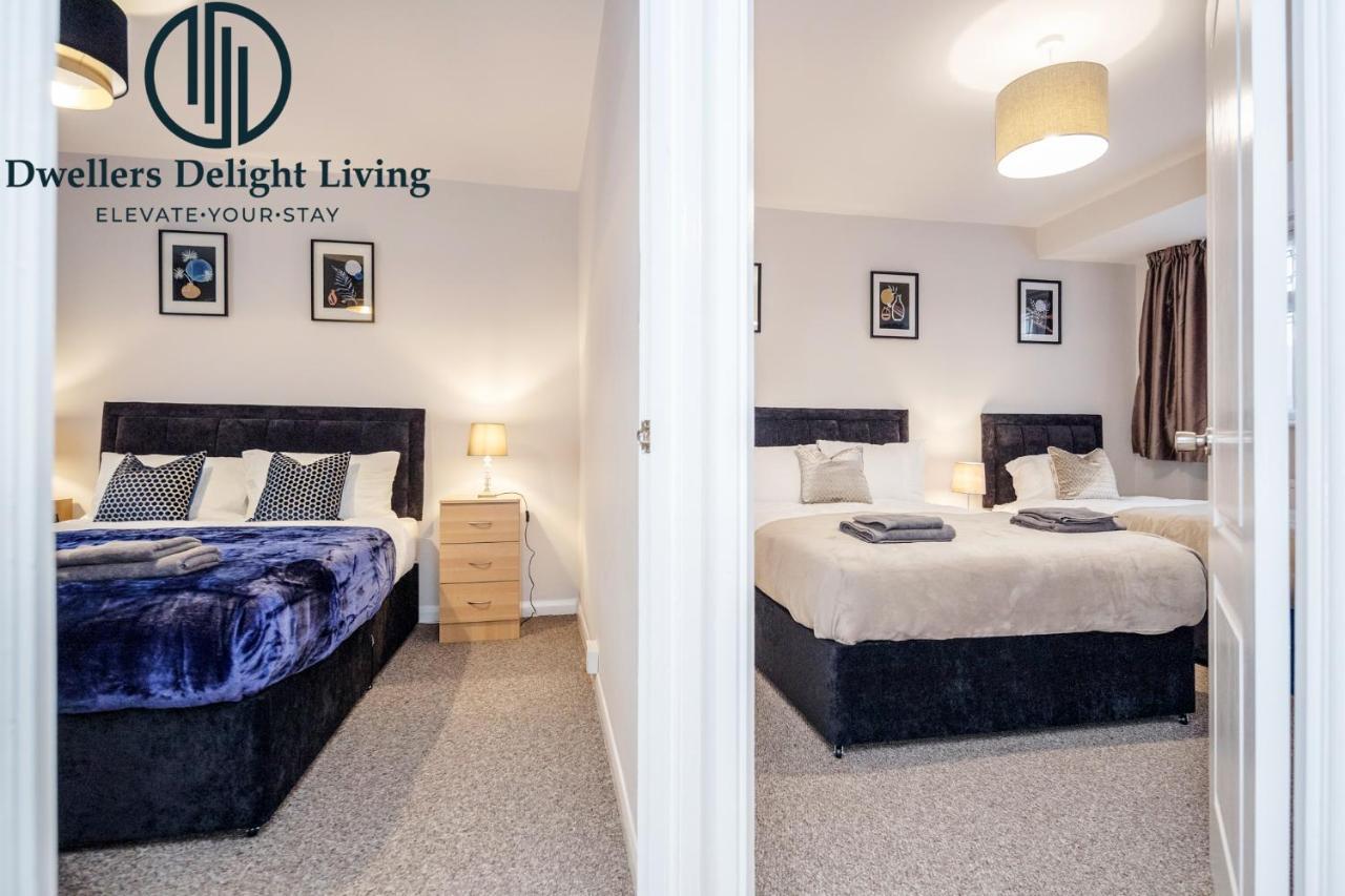 Dwellers Delight Living Ltd Serviced Accommodation Fabulous House 3 Bedroom, Hainault Prime Location ,Greater London With Parking & Wifi, 2 Bathroom, Garden 치그웰 외부 사진