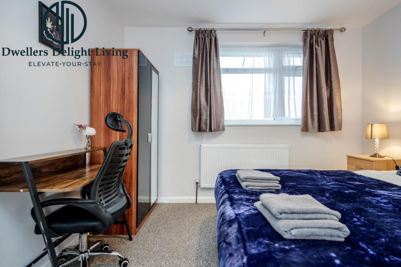 Dwellers Delight Living Ltd Serviced Accommodation Fabulous House 3 Bedroom, Hainault Prime Location ,Greater London With Parking & Wifi, 2 Bathroom, Garden 치그웰 외부 사진