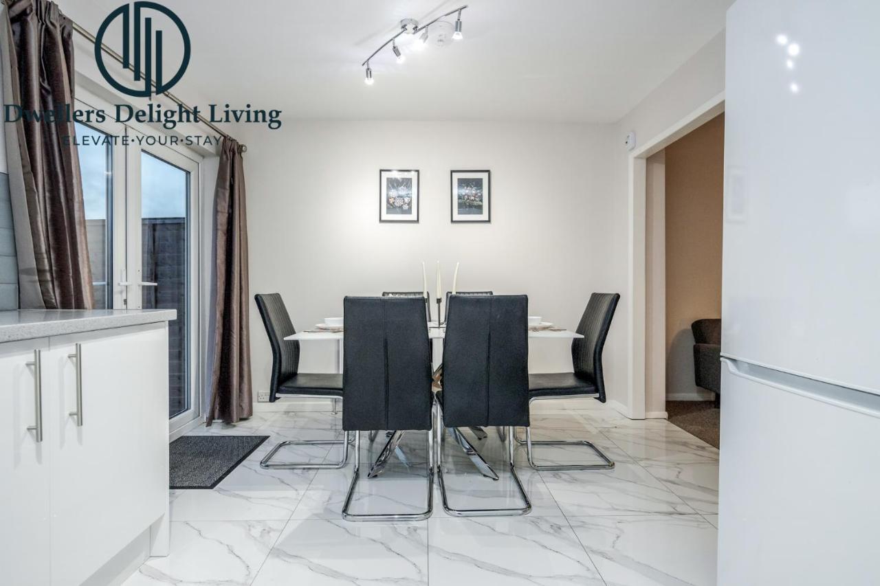 Dwellers Delight Living Ltd Serviced Accommodation Fabulous House 3 Bedroom, Hainault Prime Location ,Greater London With Parking & Wifi, 2 Bathroom, Garden 치그웰 외부 사진