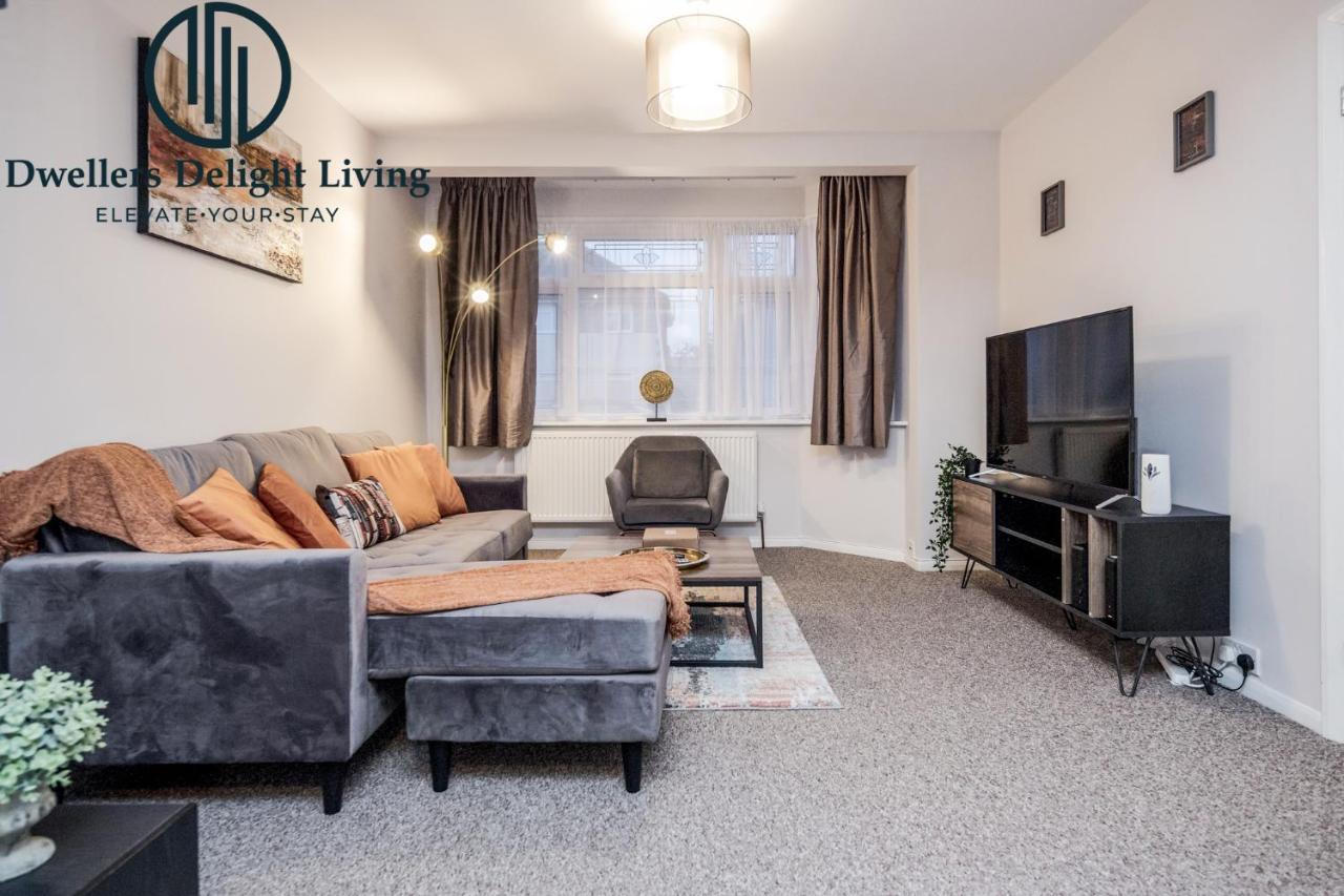 Dwellers Delight Living Ltd Serviced Accommodation Fabulous House 3 Bedroom, Hainault Prime Location ,Greater London With Parking & Wifi, 2 Bathroom, Garden 치그웰 외부 사진