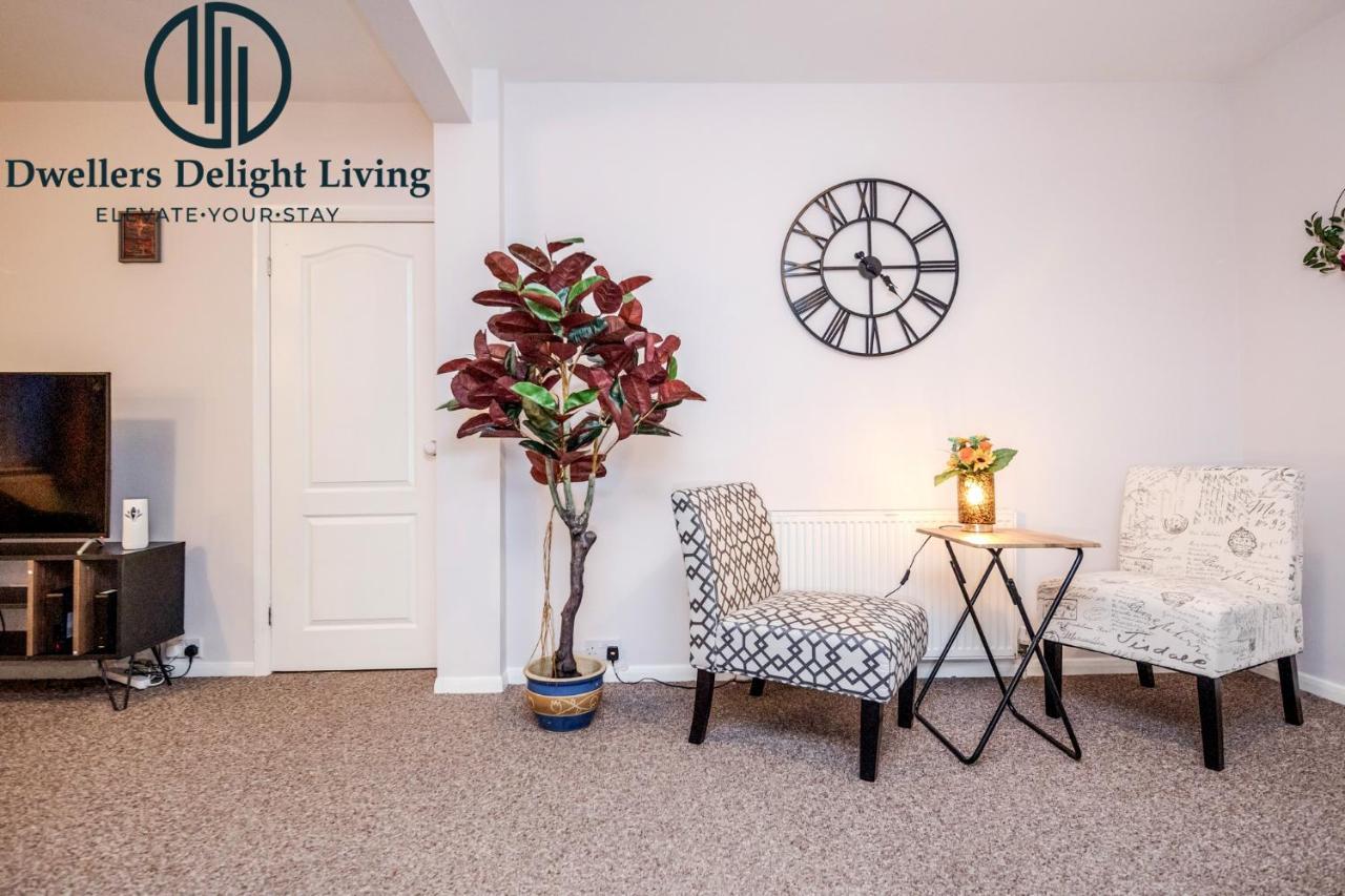 Dwellers Delight Living Ltd Serviced Accommodation Fabulous House 3 Bedroom, Hainault Prime Location ,Greater London With Parking & Wifi, 2 Bathroom, Garden 치그웰 외부 사진