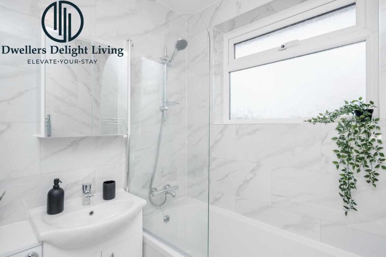 Dwellers Delight Living Ltd Serviced Accommodation Fabulous House 3 Bedroom, Hainault Prime Location ,Greater London With Parking & Wifi, 2 Bathroom, Garden 치그웰 외부 사진