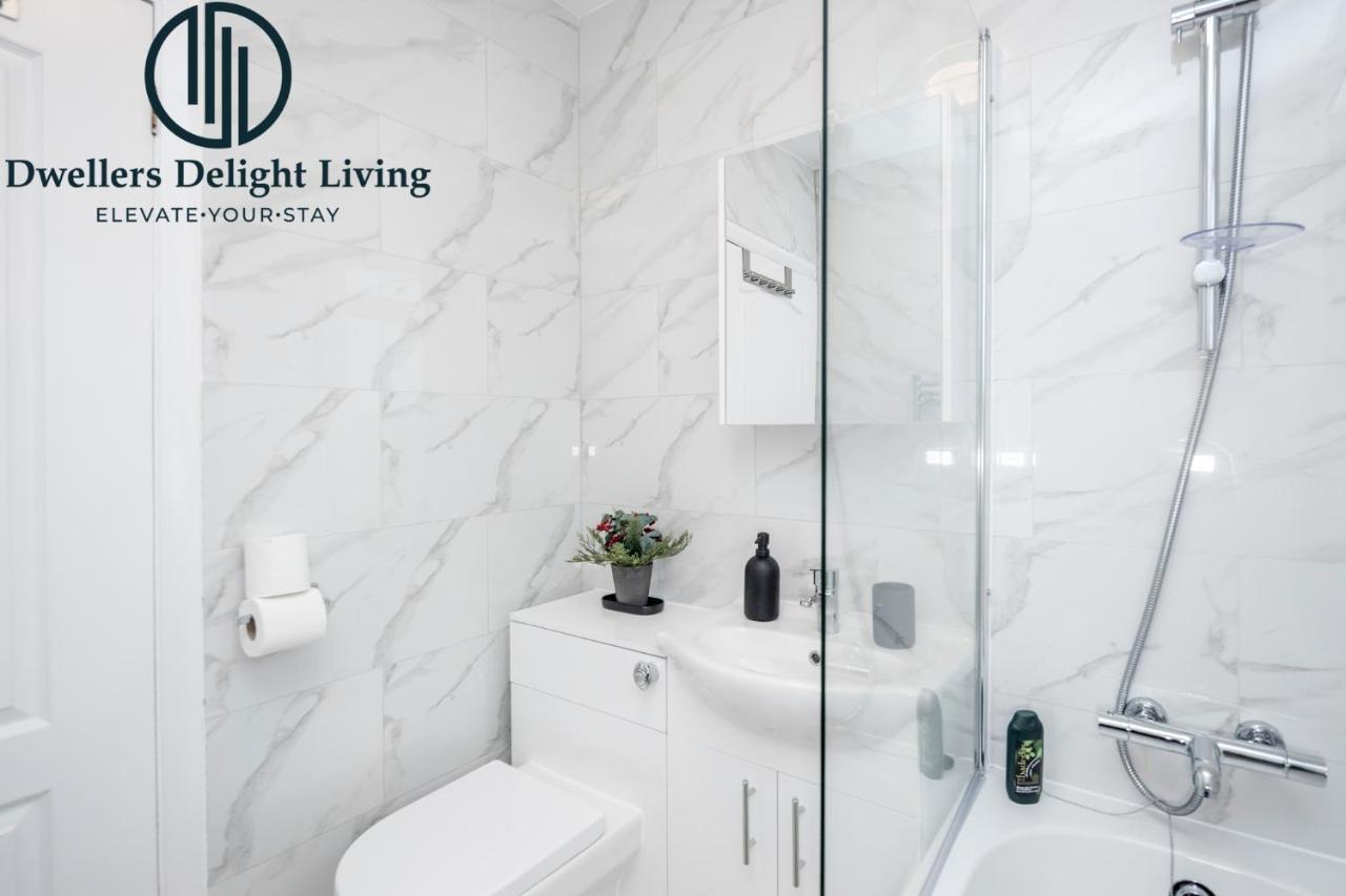 Dwellers Delight Living Ltd Serviced Accommodation Fabulous House 3 Bedroom, Hainault Prime Location ,Greater London With Parking & Wifi, 2 Bathroom, Garden 치그웰 외부 사진