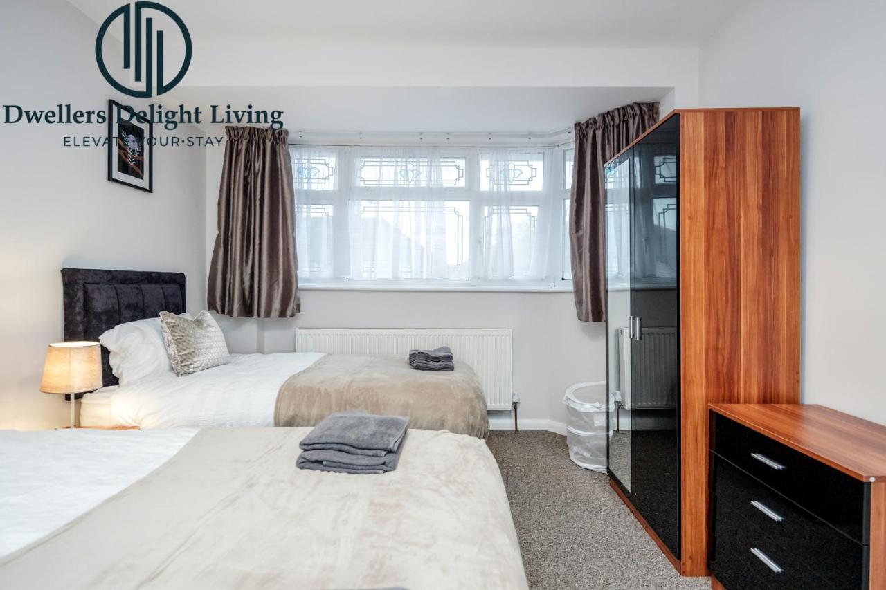 Dwellers Delight Living Ltd Serviced Accommodation Fabulous House 3 Bedroom, Hainault Prime Location ,Greater London With Parking & Wifi, 2 Bathroom, Garden 치그웰 외부 사진