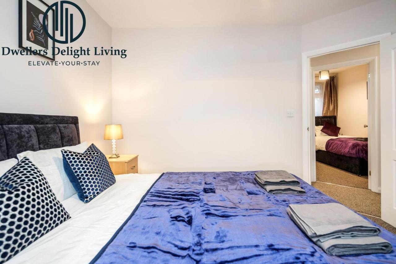 Dwellers Delight Living Ltd Serviced Accommodation Fabulous House 3 Bedroom, Hainault Prime Location ,Greater London With Parking & Wifi, 2 Bathroom, Garden 치그웰 외부 사진
