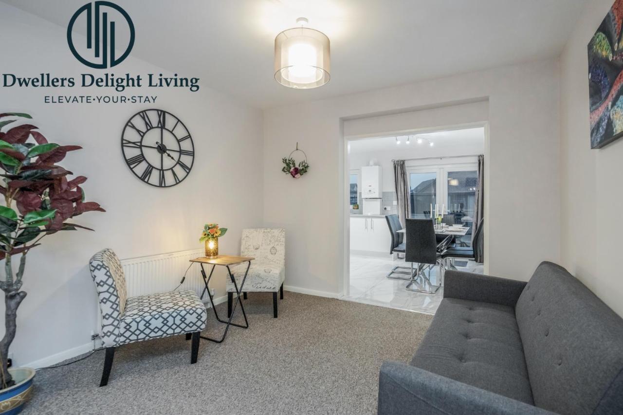 Dwellers Delight Living Ltd Serviced Accommodation Fabulous House 3 Bedroom, Hainault Prime Location ,Greater London With Parking & Wifi, 2 Bathroom, Garden 치그웰 외부 사진