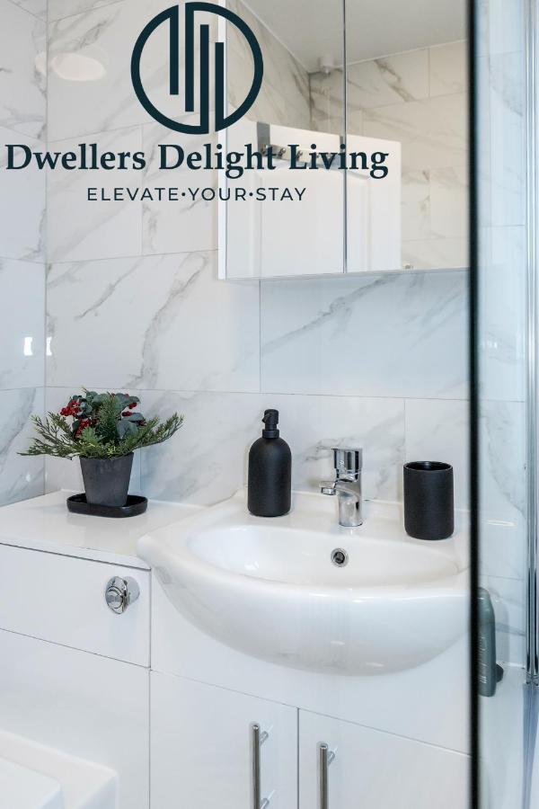 Dwellers Delight Living Ltd Serviced Accommodation Fabulous House 3 Bedroom, Hainault Prime Location ,Greater London With Parking & Wifi, 2 Bathroom, Garden 치그웰 외부 사진