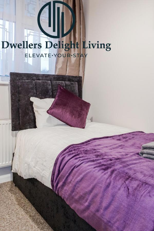 Dwellers Delight Living Ltd Serviced Accommodation Fabulous House 3 Bedroom, Hainault Prime Location ,Greater London With Parking & Wifi, 2 Bathroom, Garden 치그웰 외부 사진