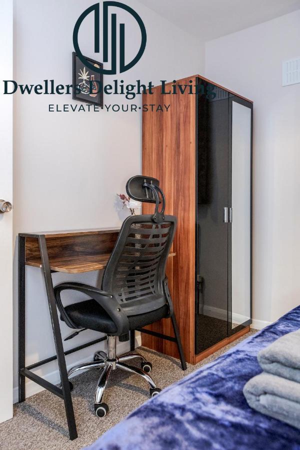Dwellers Delight Living Ltd Serviced Accommodation Fabulous House 3 Bedroom, Hainault Prime Location ,Greater London With Parking & Wifi, 2 Bathroom, Garden 치그웰 외부 사진