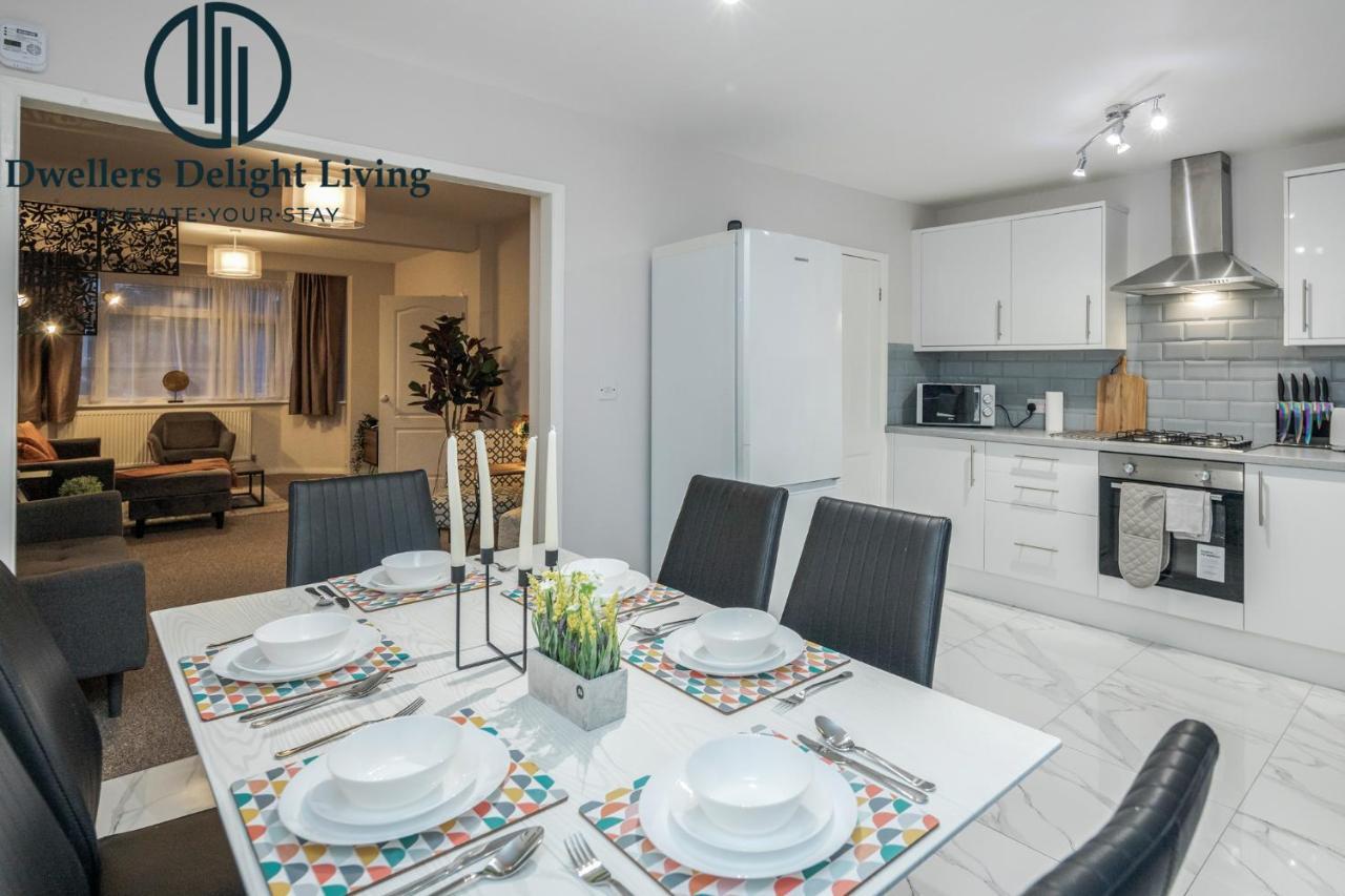 Dwellers Delight Living Ltd Serviced Accommodation Fabulous House 3 Bedroom, Hainault Prime Location ,Greater London With Parking & Wifi, 2 Bathroom, Garden 치그웰 외부 사진