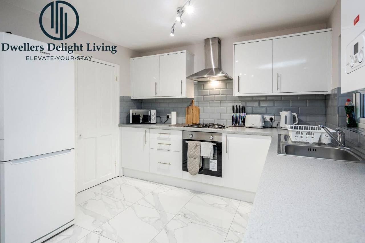 Dwellers Delight Living Ltd Serviced Accommodation Fabulous House 3 Bedroom, Hainault Prime Location ,Greater London With Parking & Wifi, 2 Bathroom, Garden 치그웰 외부 사진