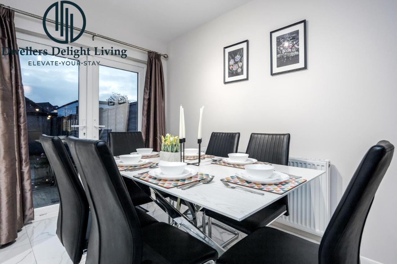 Dwellers Delight Living Ltd Serviced Accommodation Fabulous House 3 Bedroom, Hainault Prime Location ,Greater London With Parking & Wifi, 2 Bathroom, Garden 치그웰 외부 사진