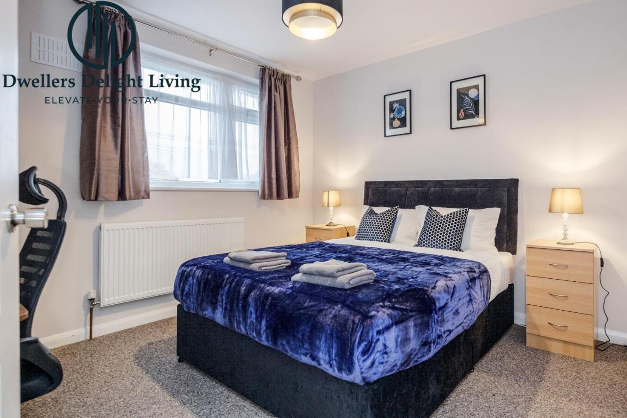 Dwellers Delight Living Ltd Serviced Accommodation Fabulous House 3 Bedroom, Hainault Prime Location ,Greater London With Parking & Wifi, 2 Bathroom, Garden 치그웰 외부 사진