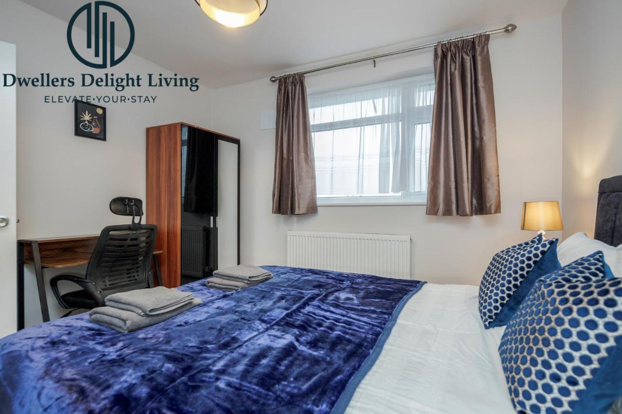 Dwellers Delight Living Ltd Serviced Accommodation Fabulous House 3 Bedroom, Hainault Prime Location ,Greater London With Parking & Wifi, 2 Bathroom, Garden 치그웰 외부 사진
