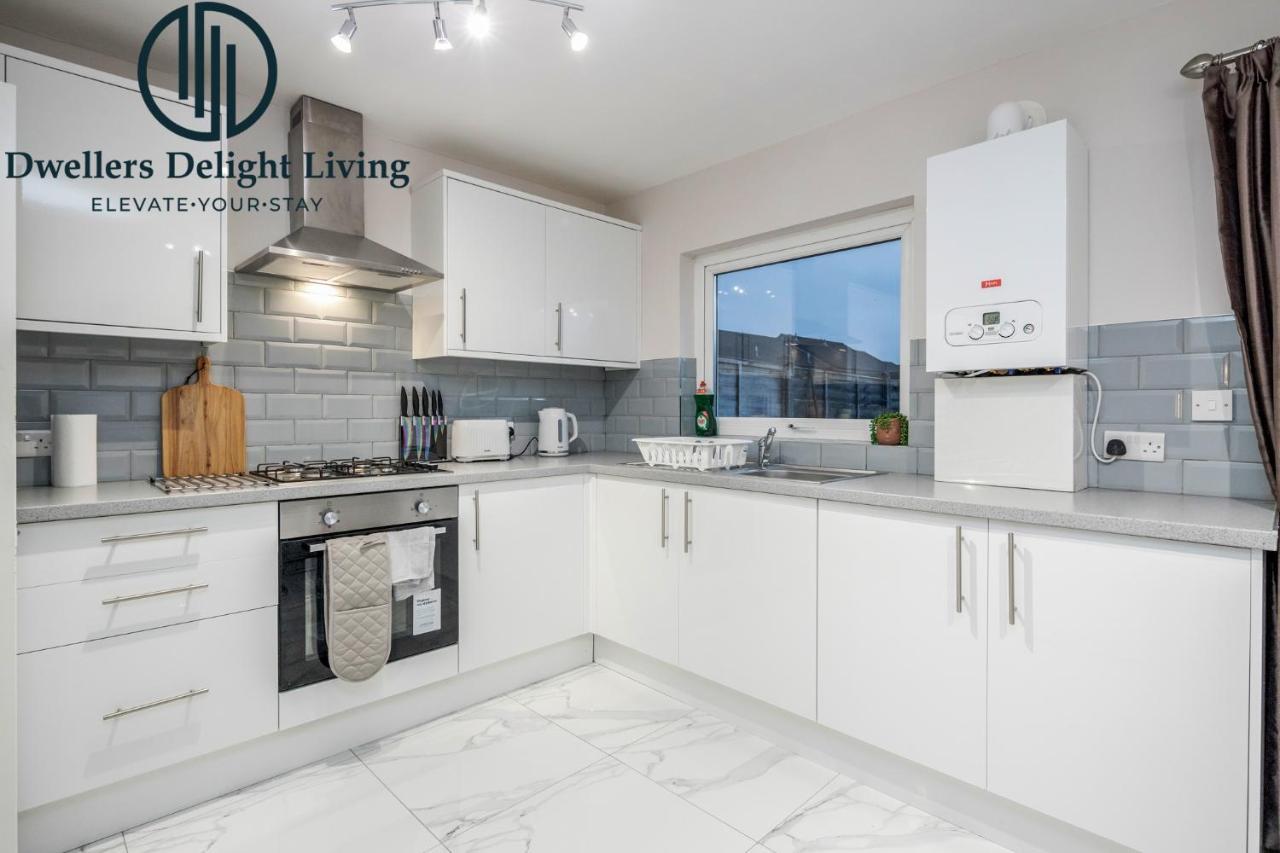 Dwellers Delight Living Ltd Serviced Accommodation Fabulous House 3 Bedroom, Hainault Prime Location ,Greater London With Parking & Wifi, 2 Bathroom, Garden 치그웰 외부 사진
