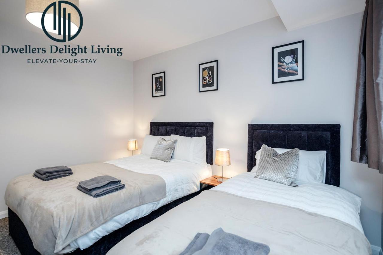 Dwellers Delight Living Ltd Serviced Accommodation Fabulous House 3 Bedroom, Hainault Prime Location ,Greater London With Parking & Wifi, 2 Bathroom, Garden 치그웰 외부 사진