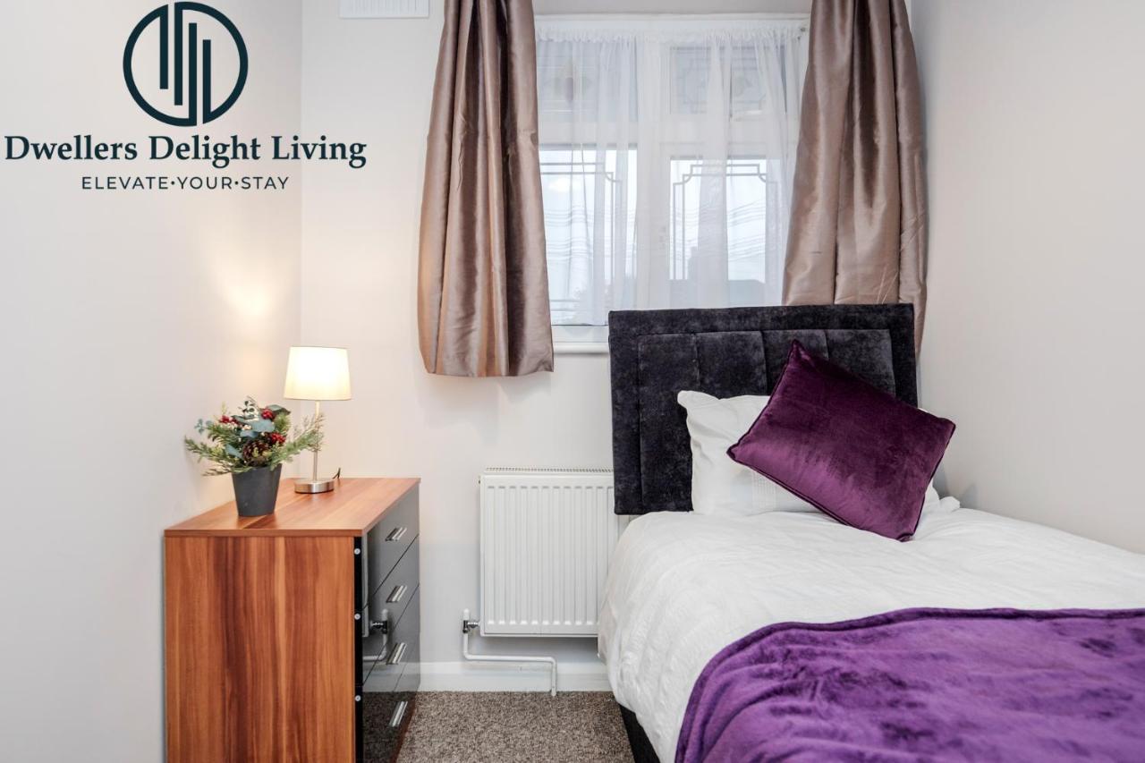 Dwellers Delight Living Ltd Serviced Accommodation Fabulous House 3 Bedroom, Hainault Prime Location ,Greater London With Parking & Wifi, 2 Bathroom, Garden 치그웰 외부 사진
