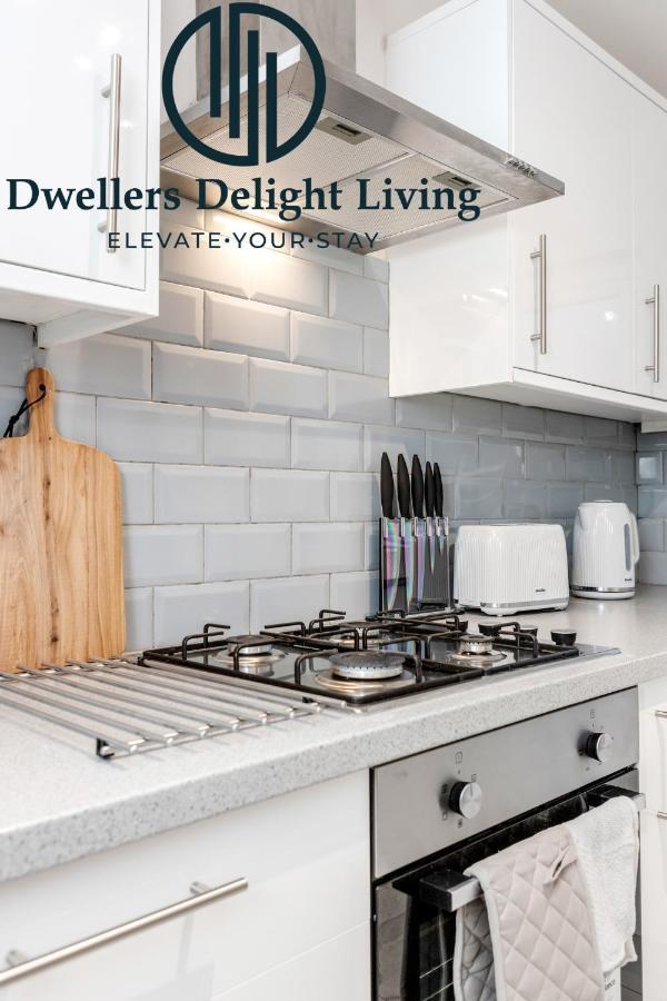 Dwellers Delight Living Ltd Serviced Accommodation Fabulous House 3 Bedroom, Hainault Prime Location ,Greater London With Parking & Wifi, 2 Bathroom, Garden 치그웰 외부 사진