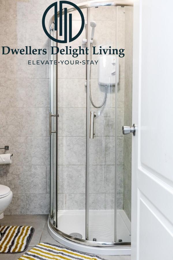 Dwellers Delight Living Ltd Serviced Accommodation Fabulous House 3 Bedroom, Hainault Prime Location ,Greater London With Parking & Wifi, 2 Bathroom, Garden 치그웰 외부 사진