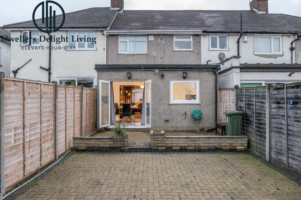 Dwellers Delight Living Ltd Serviced Accommodation Fabulous House 3 Bedroom, Hainault Prime Location ,Greater London With Parking & Wifi, 2 Bathroom, Garden 치그웰 외부 사진