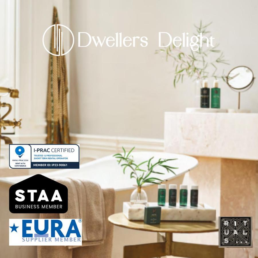 Dwellers Delight Living Ltd Serviced Accommodation Fabulous House 3 Bedroom, Hainault Prime Location ,Greater London With Parking & Wifi, 2 Bathroom, Garden 치그웰 외부 사진
